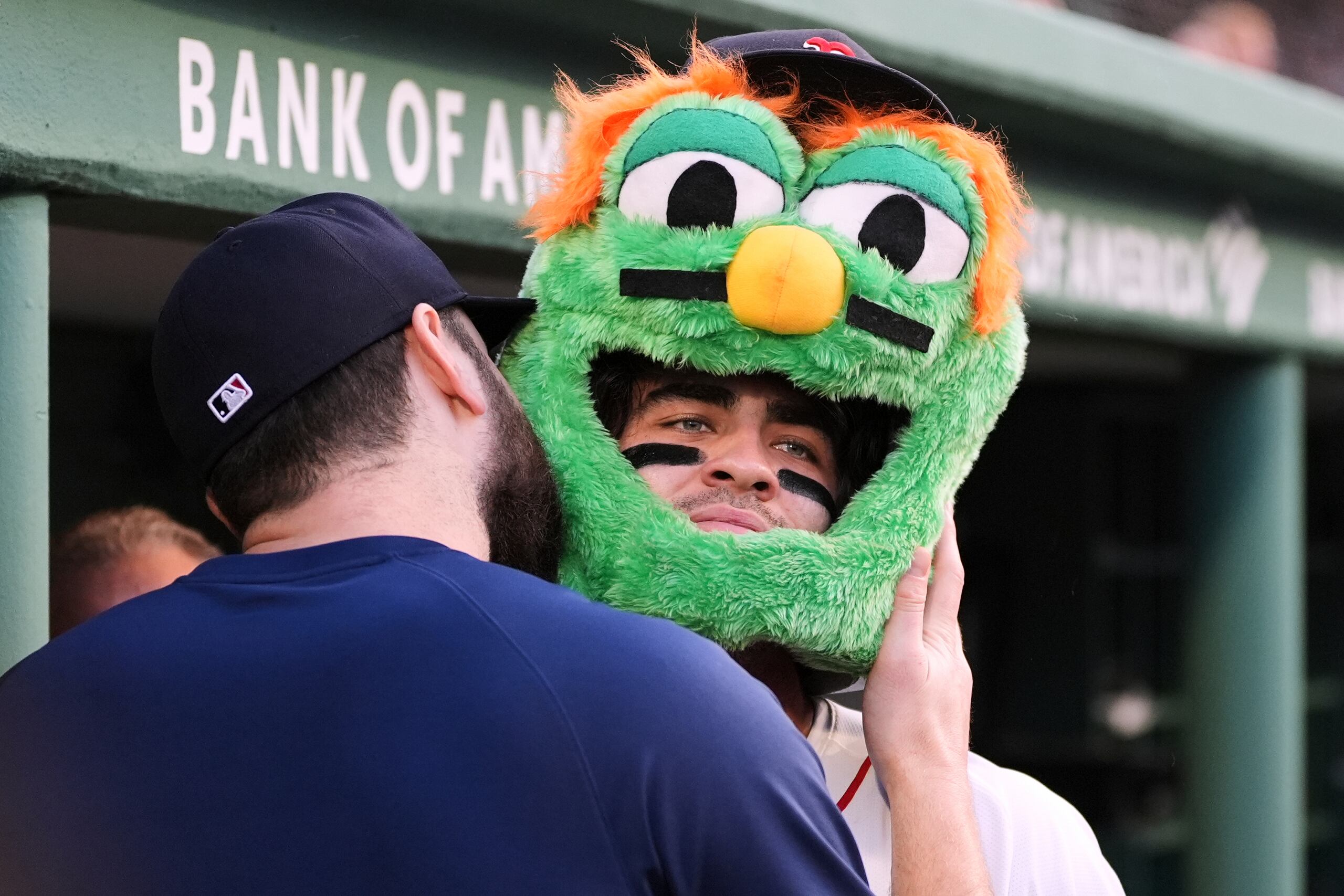 El mexicano Marcelo Mayer se coloca una máscara de Wally, el Monstruo Verde, junto a Lucas Giolito, su compañero en los Medias Rojas de Boston, luego de conectar un jonrón ante los Rays de Tampa Bay, el miércoles 11 de junio de 2025 (AP Foto/Charles Krupa)
