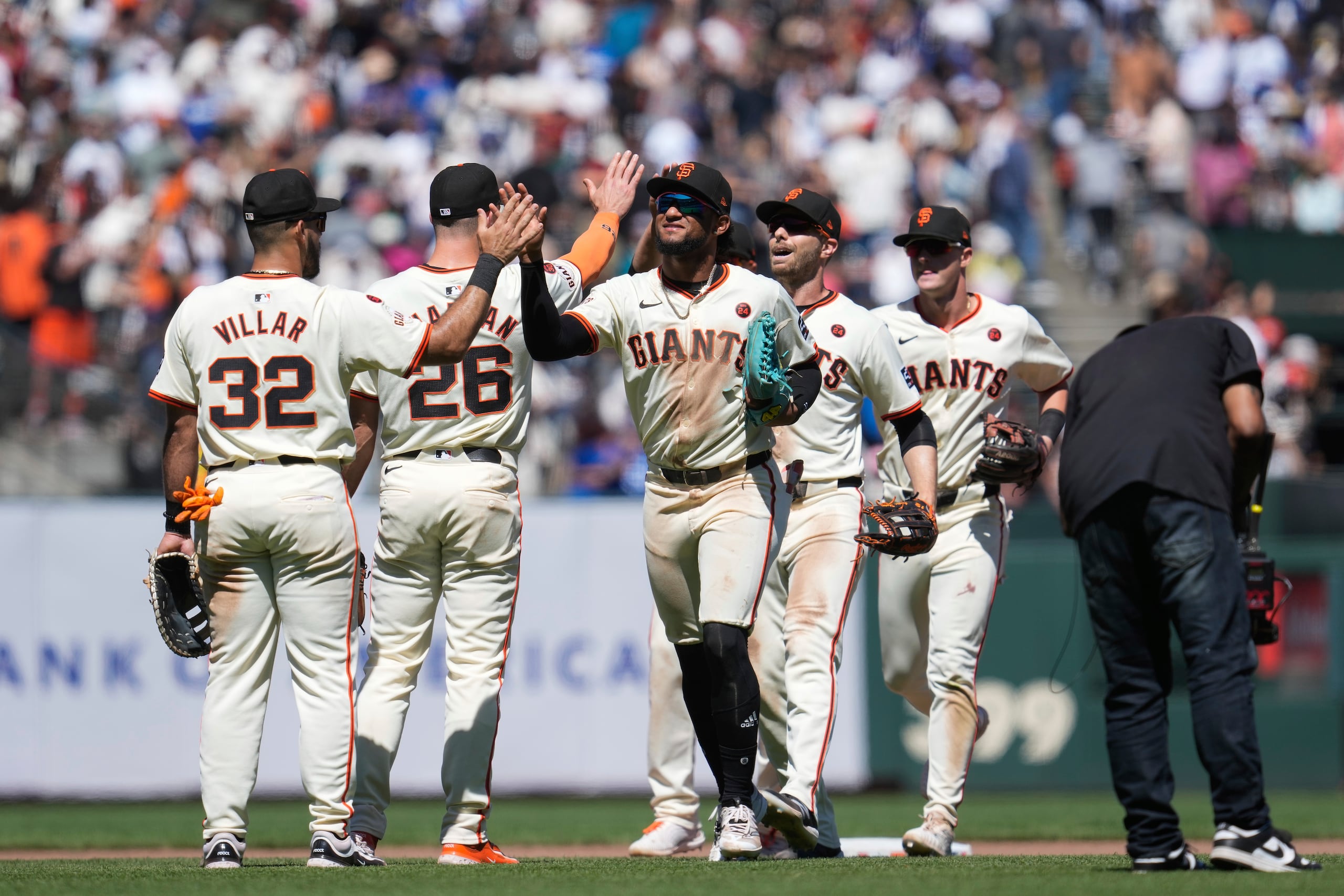 Los Gigantes de San Francisco celebran después de su victoria sobre los Dodgers de Los Ángeles el domingo 30 de junio de 2024 en San Francisco. (AP Foto/Godofredo A. Vásquez)