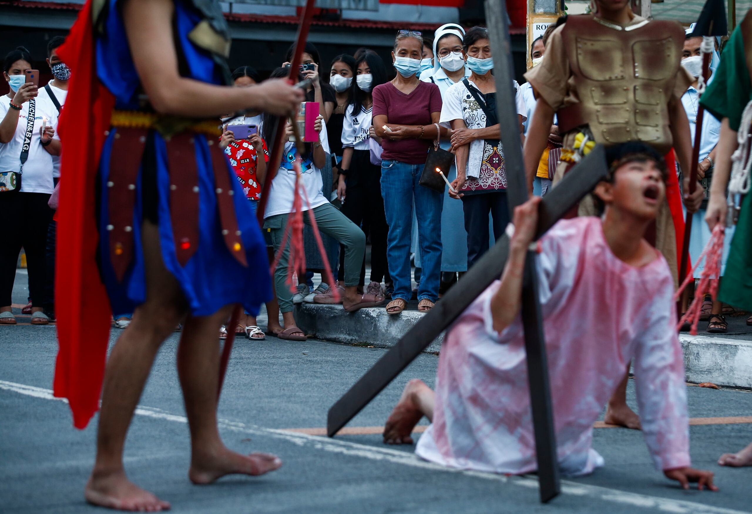 El Viernes Santo, los católicos devotos de Filipinas, llamados ‘magdarame’, se crucifican y flagelan para recrear el sufrimiento de Cristo.