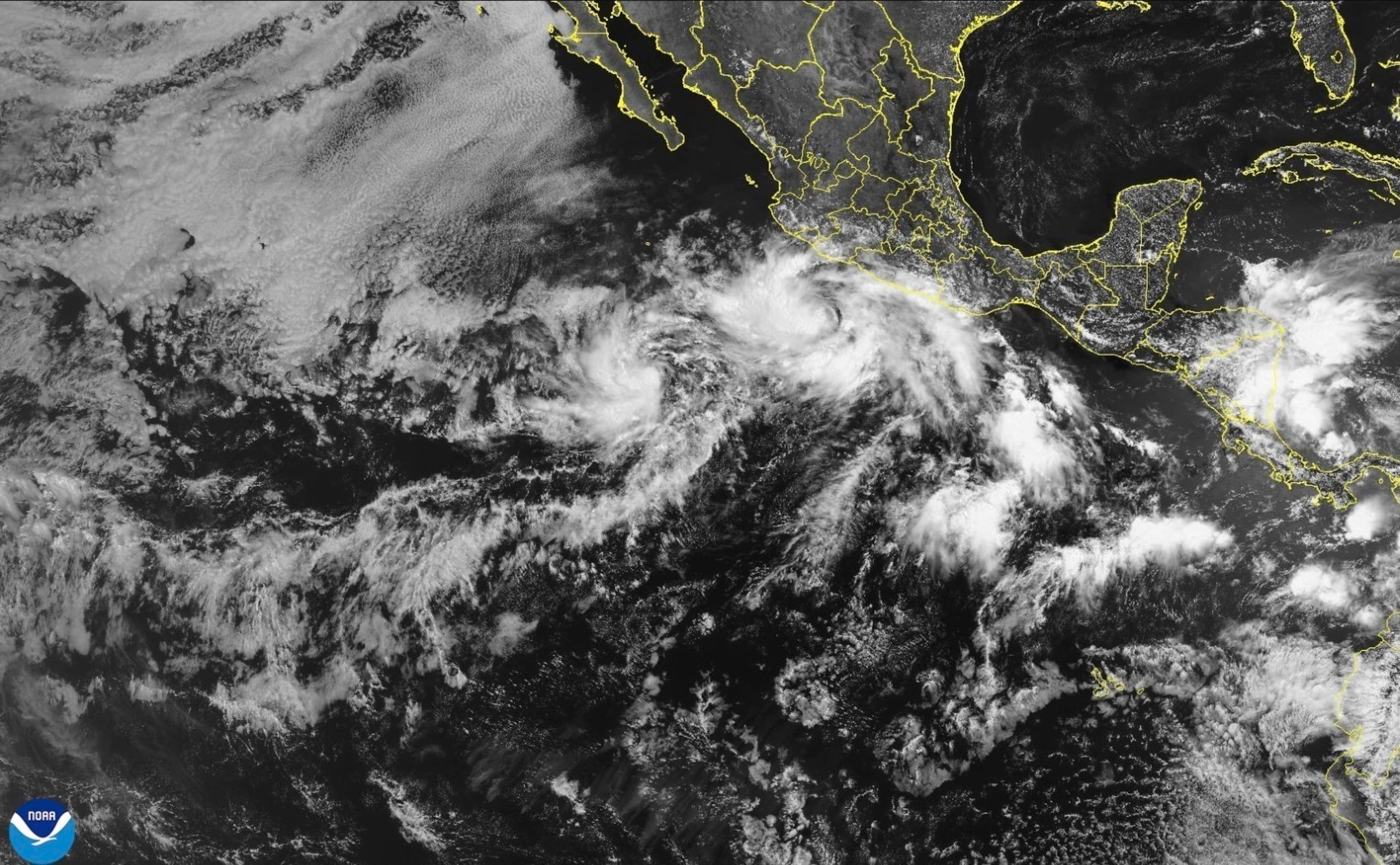 Foto satelital difundida por la NOAA que muestra a la tormenta tropical Barbara frente a la costa sudoccidental de México. (NOAA via AP)