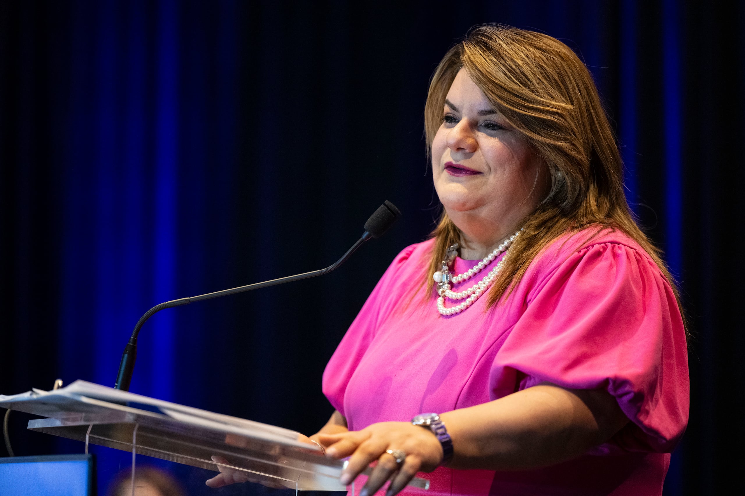8 de octubre de 2024. San Juan, PR. END/PR HOY. Foro con candidatos a la gobernación organizado por la Asociación de Industriales de Puerto Rico para presentar propuestas de desarrollo económico para la Isla de cara al proceso eleccionario de noviembre, llevado a cabo en el Hotel Sheraton del Distrito de Convenciones en Miramar. En la foto la candidata a la gobernación por el Partido Nuevo Progresista (PNP) Jennifer González. FOTO POR: Carlos Rivera Giusti/GFR Media.
Candidatos, Industriales, Juan Dalmau, Jenniffer González, Jesús Manuel Ortiz, Javier Jimenez