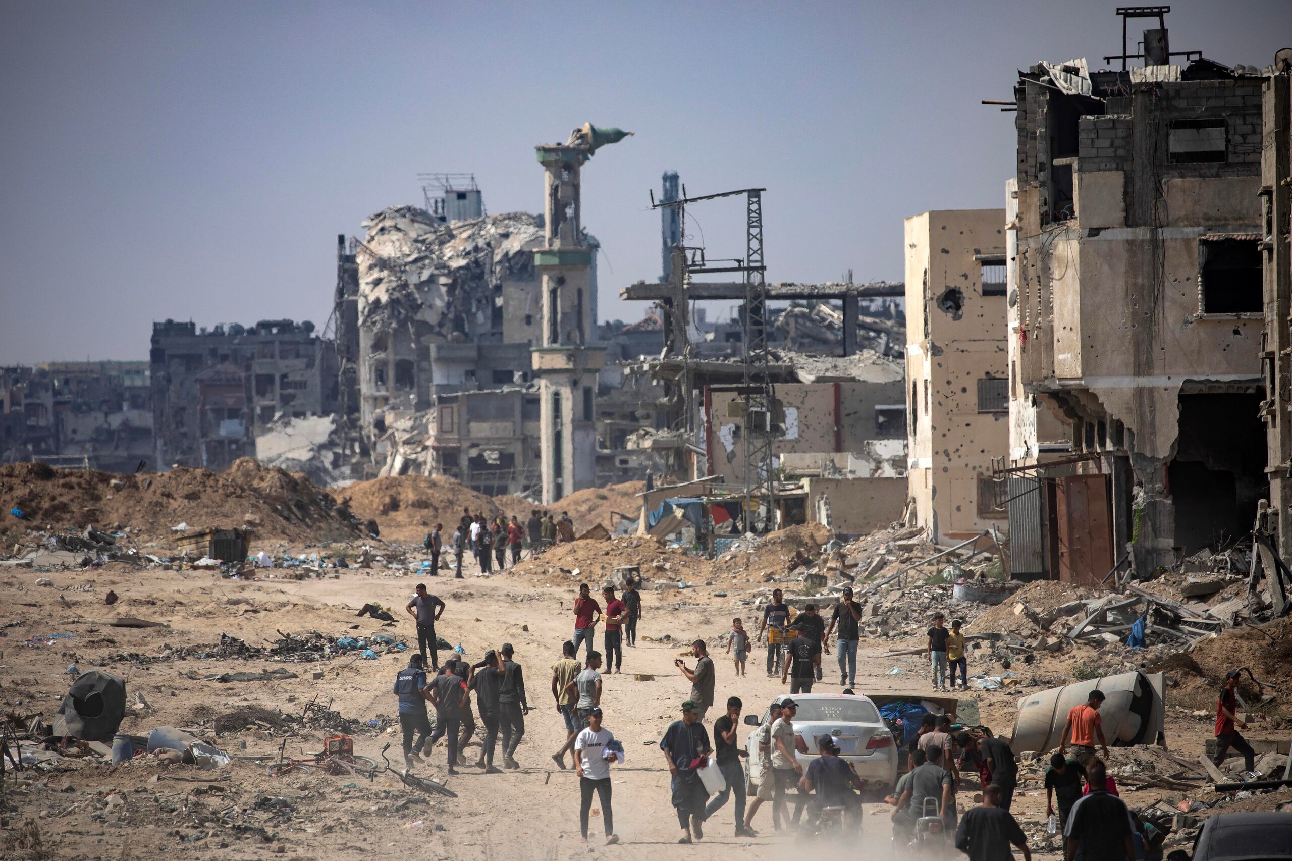 Trump dice que ubicaría los palestinos en otros lugares del mundo y que reconstruiría la Franja de Gaza.