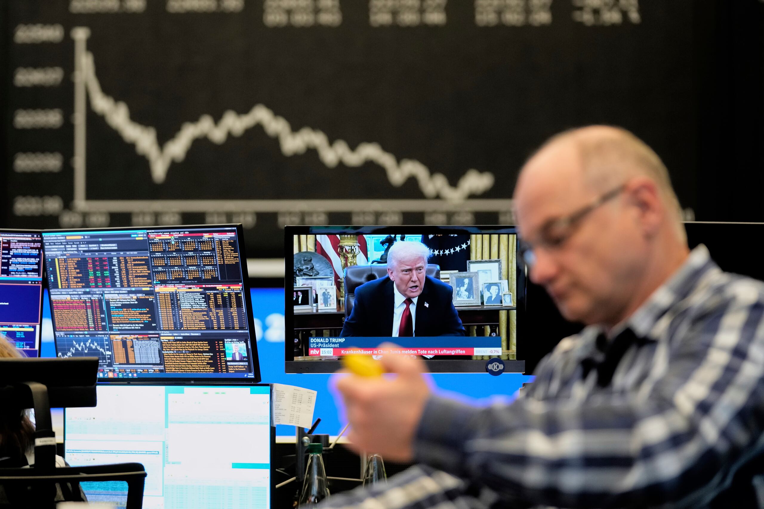 Los mercados financieros se vieron sacudidos, con los futuros de las acciones estadounidenses cayendo hasta un 3% a primera hora del jueves y el mercado de Tokio liderando las pérdidas en Asia.