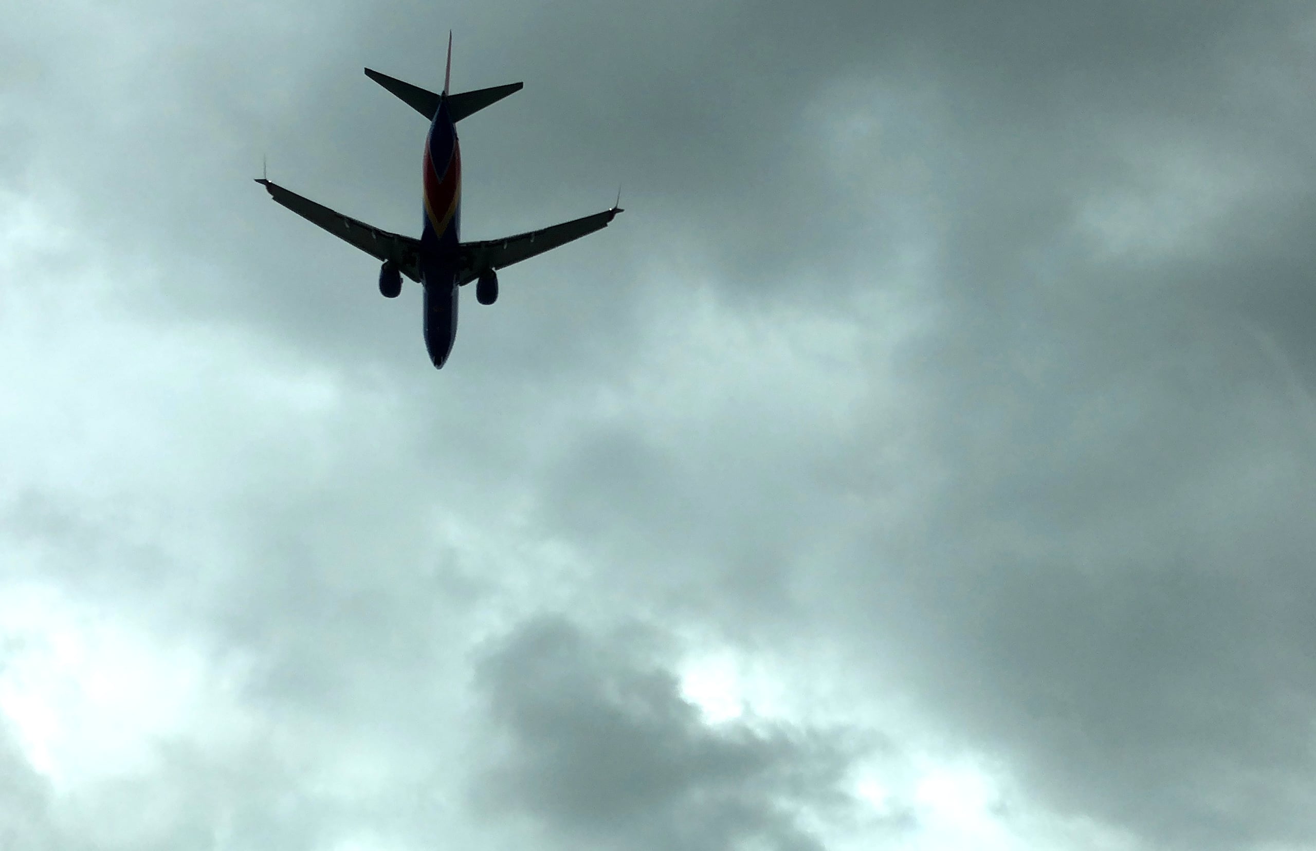 El aterrizaje de emergencia se dio con 300 pasajeros a bordo, que ya se encontraban desesperados no solo por no poder utilizar los baños que se encontraban tapados, sino por el olor que se propagaba en todo el avión.