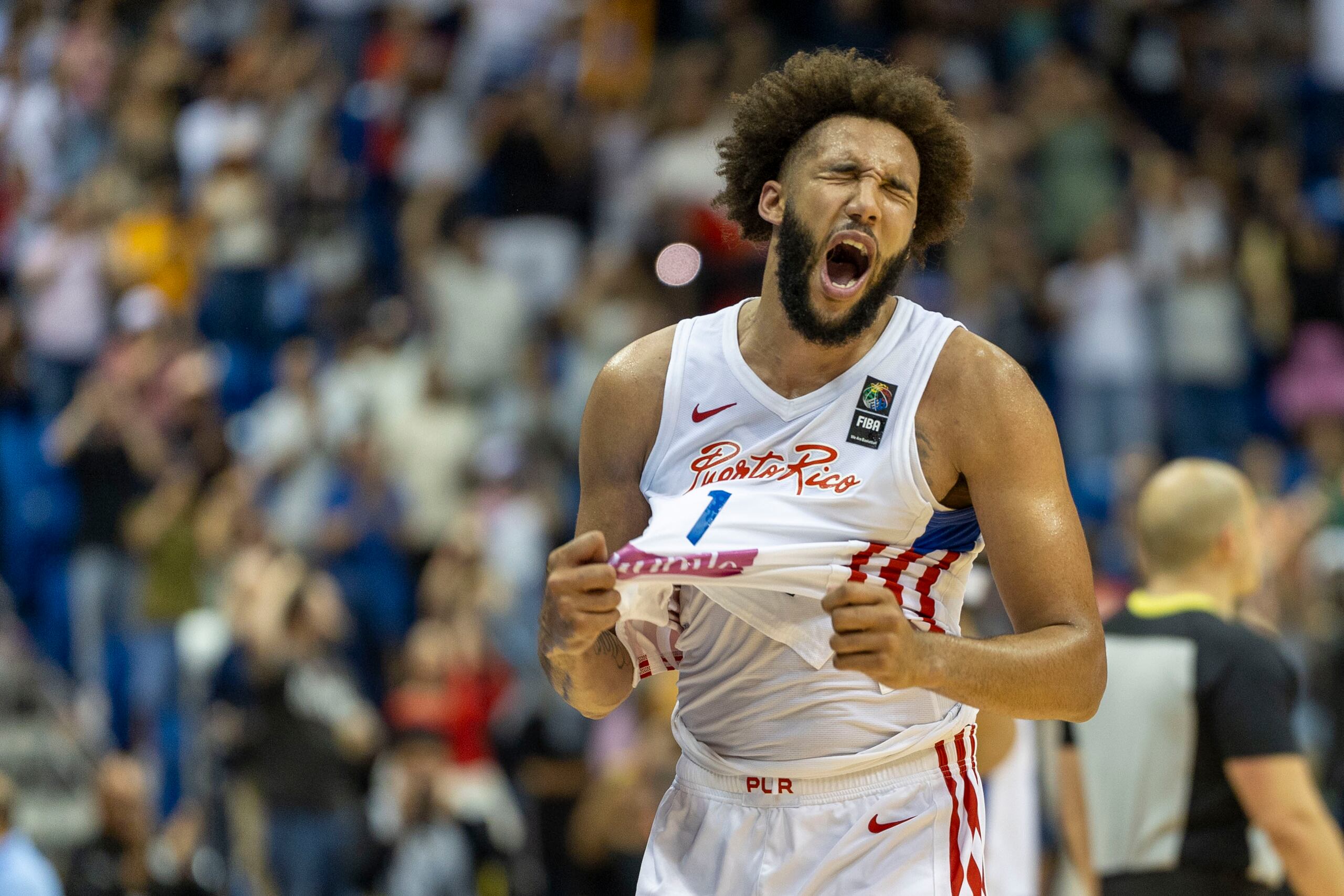 George Conditt IV festeja un canasto durante el Repechaje Olímpico en el Coliseo de Puerto Rico.