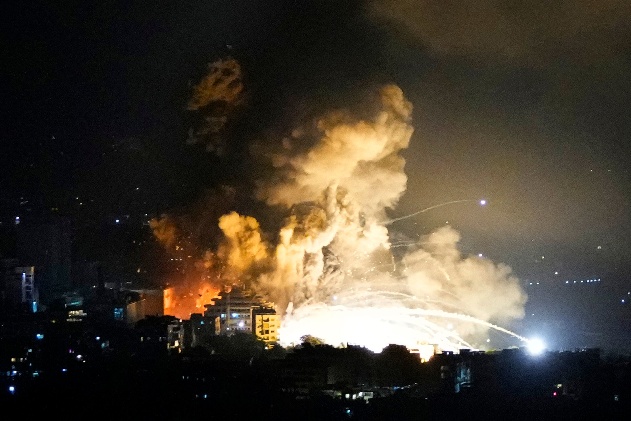 Israel lanzó una serie de ataques contra otras áreas de los suburbios del sur tras el estallido inicial.