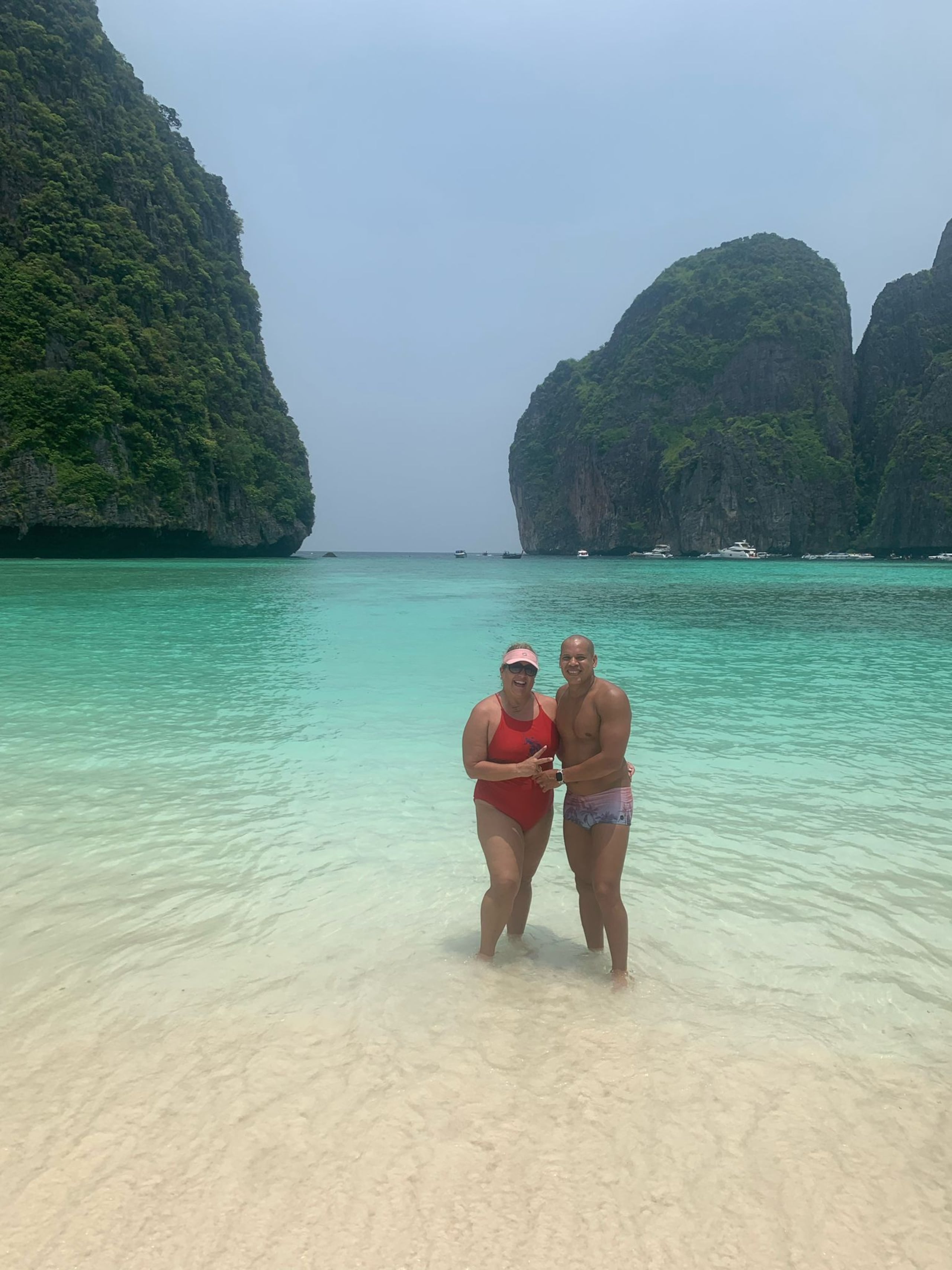 Heida con su esposo brasileño Gilcimar Pereira Macier en Tailandia.