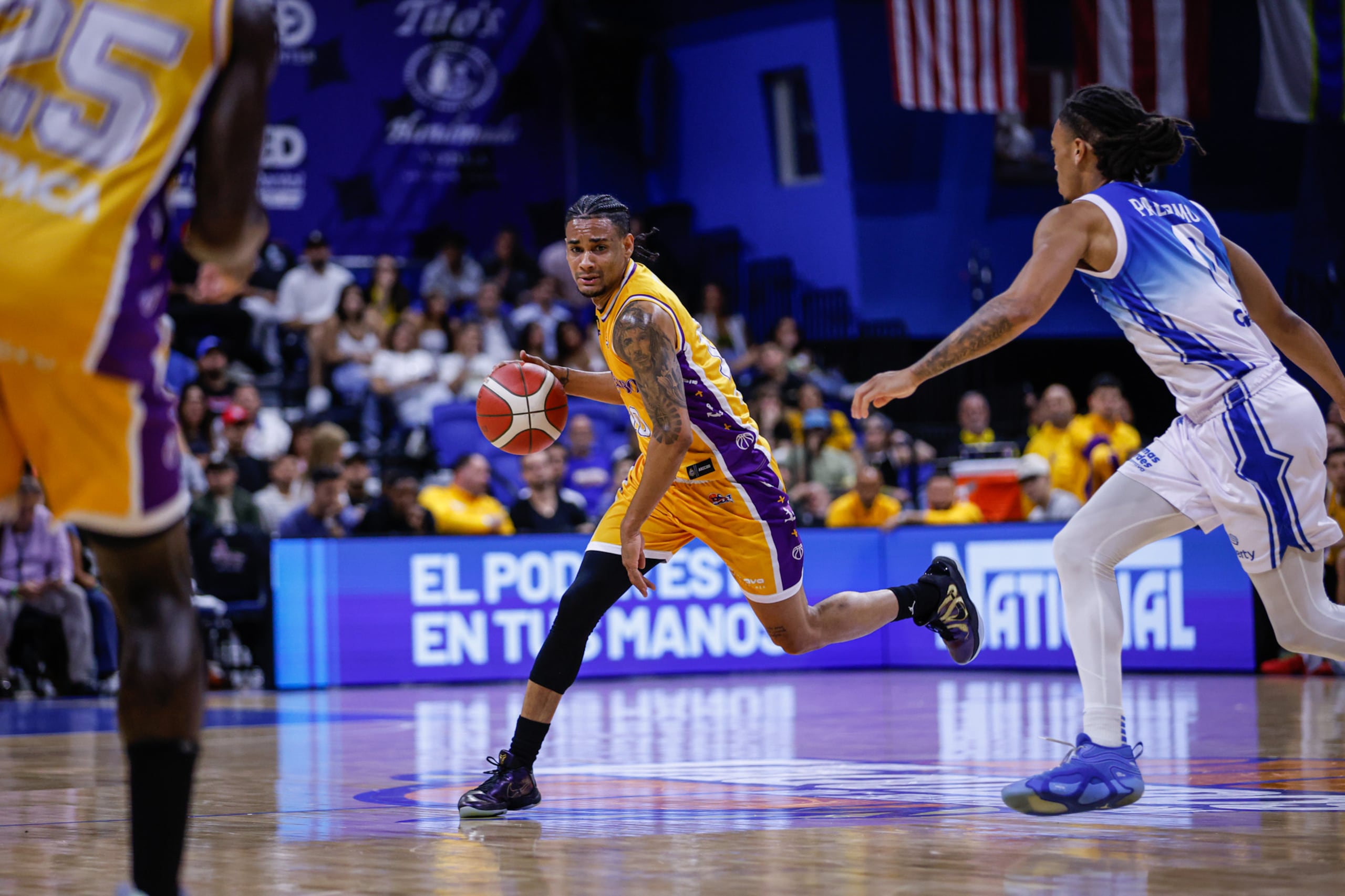 Víctor Liz, de los Capitanes de Arecibo, maneja el balón en un partido contra los Vaqueros de Bayamón.